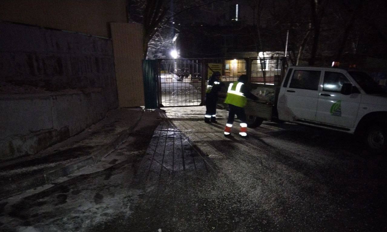 Дорожные службы Владивостока в круглосуточном режиме ликвидируют последствия снегопада и гололедицы Дорожные службы Владивостока в круглосуточном режиме ликвидируют последствия снегопада и гололедицы