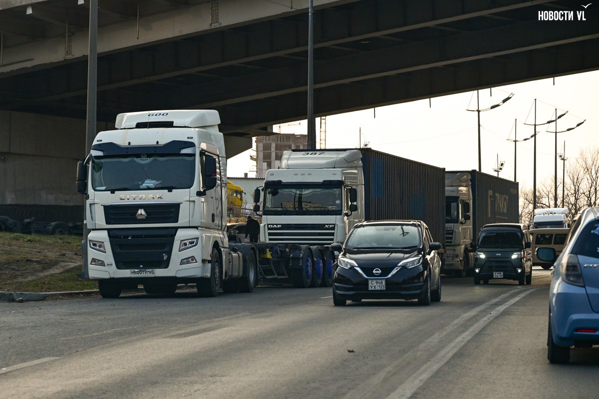Дальнобойщики на обочинах во Владивостоке ждут отправки и отдыхают, не найдя лучшего места для стоянки Дальнобойщики на обочинах во Владивостоке ждут отправки и отдыхают, не найдя лучшего места для стоянки