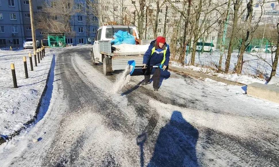 Дорожники городской службы продолжают ликвидацию последствий непогоды Дорожники городской службы продолжают ликвидацию последствий непогоды