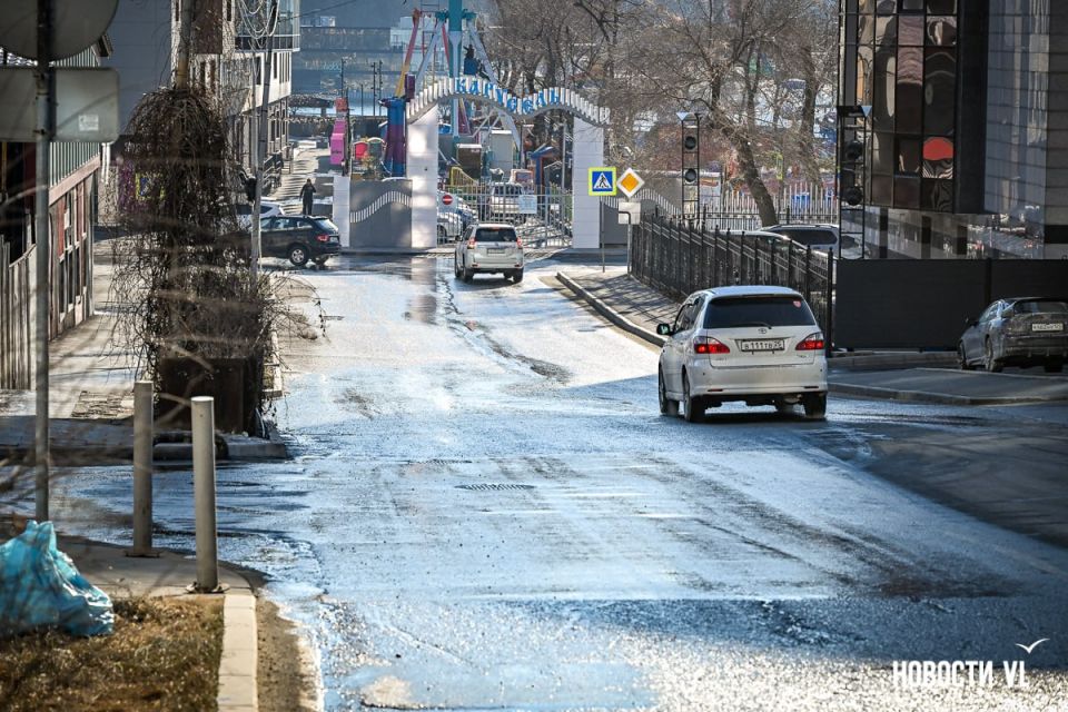 На улице Западной протекла канализация – ночью река может превратиться в каток