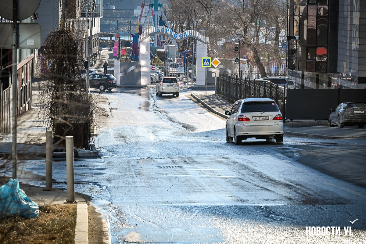 На улице Западной протекла канализация – ночью река может превратиться в каток