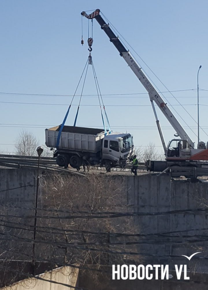 На объездной в районе Фадеева убирают самосвал, который чуть не рухнул с дороги На объездной в районе Фадеева убирают самосвал, который чуть не рухнул с дороги