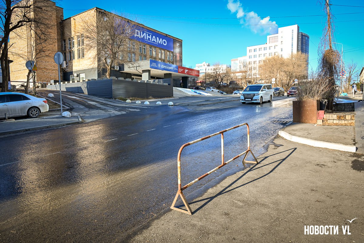 На улице Западной протекла канализация – ночью река может превратиться в каток На улице Западной протекла канализация – ночью река может превратиться в каток