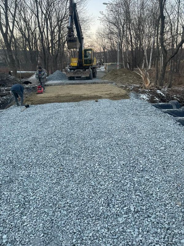 Привлеченная подрядная организация вчера вечером завершила монтаж водопропускных труб и плит перекрытия на дороге в районе дома № 1 в Фанерном переулке