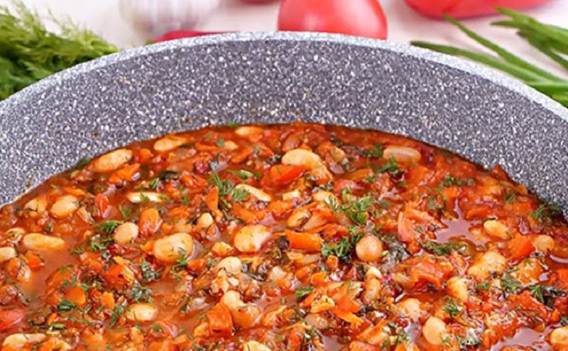 Фасоль с томатной заправкой и орехами: новое звучание привычного блюда