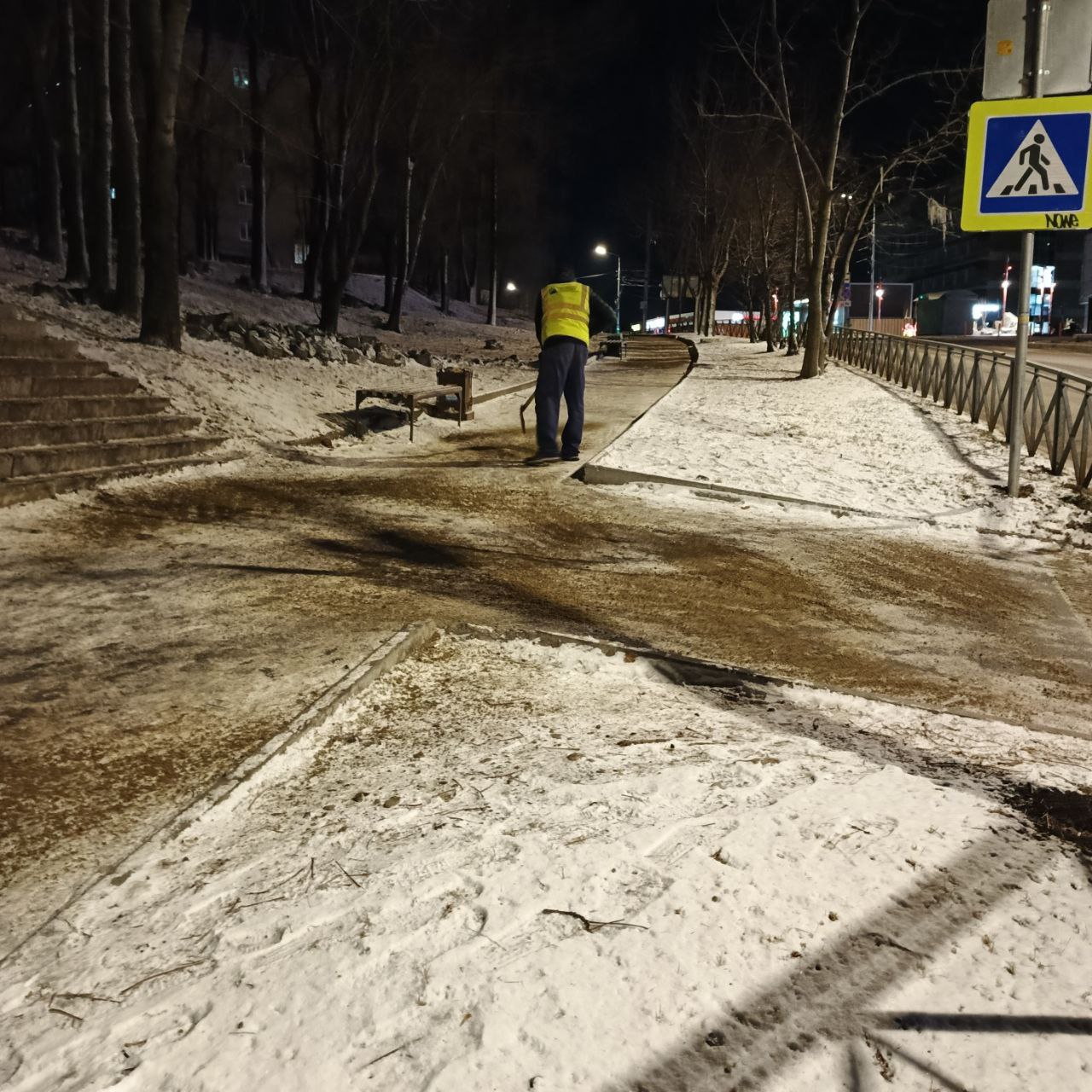 Обработка дорог, тротуаров, лестниц, проездов к социальным учреждениям и домам реагентами велась дорожной службой «СГТ» в течение ночи Обработка дорог, тротуаров, лестниц, проездов к социальным учреждениям и домам реагентами велась дорожной службой «СГТ» в течение ночи