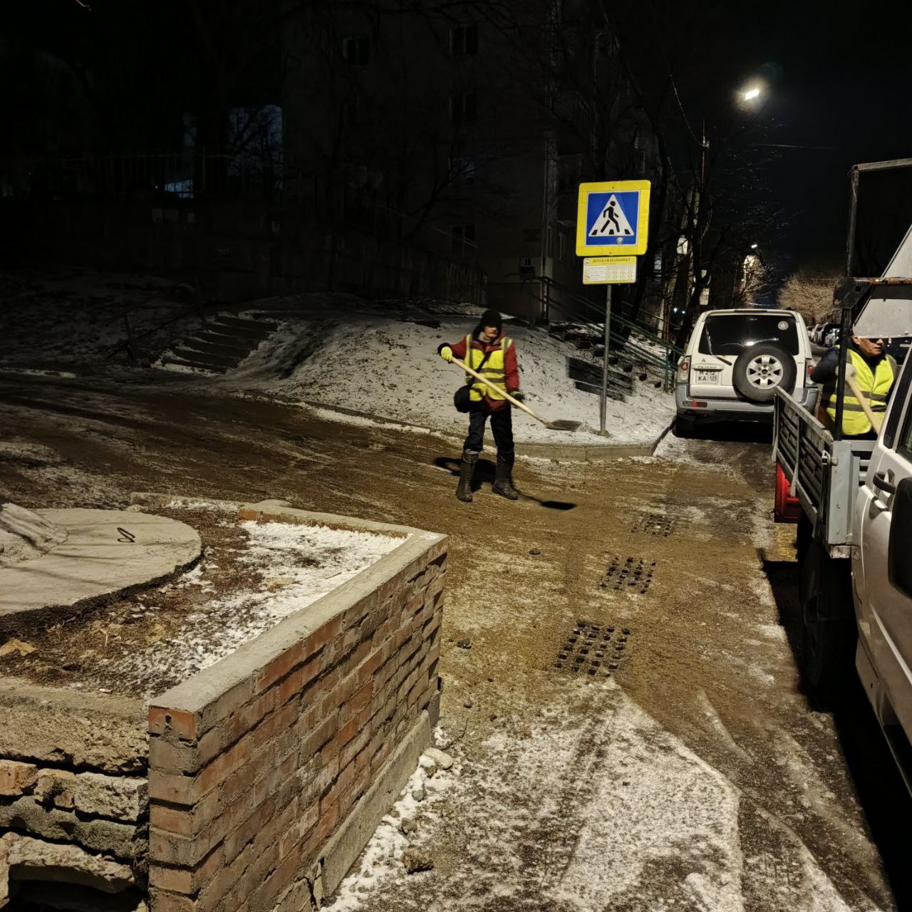 Обработка дорог, тротуаров, лестниц, проездов к социальным учреждениям и домам реагентами велась дорожной службой «СГТ» в течение ночи Обработка дорог, тротуаров, лестниц, проездов к социальным учреждениям и домам реагентами велась дорожной службой «СГТ» в течение ночи