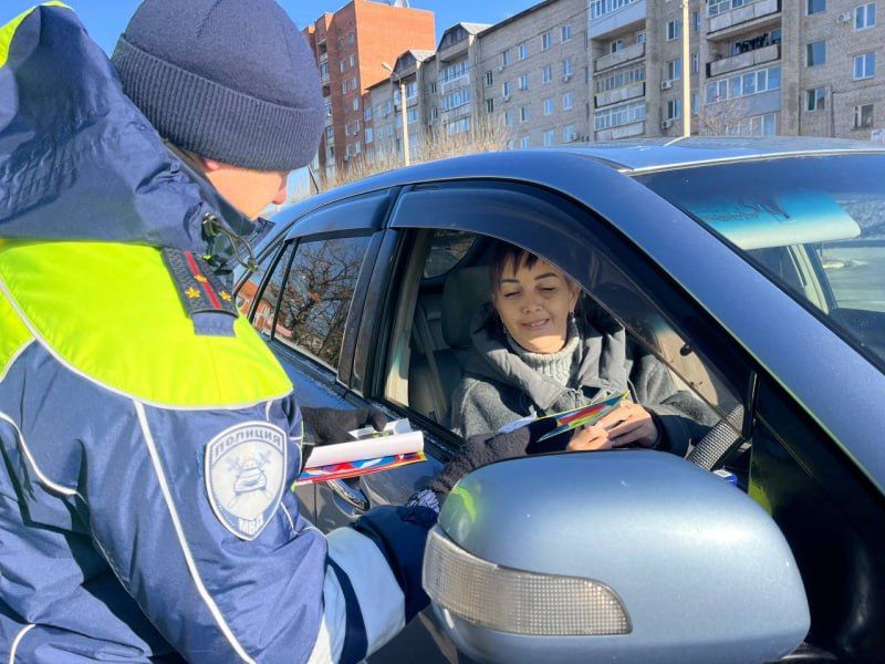 В Фокино сотрудники Госавтоинспекции поздравили женщин - водителей с Днем матери и напомнили о безопасности на дороге