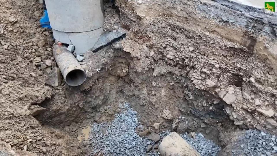 Возле домов № 32 и 34 на улице Адмирала Горшкова во Владивостоке идёт ремонт на сетях холодного водоснабжения