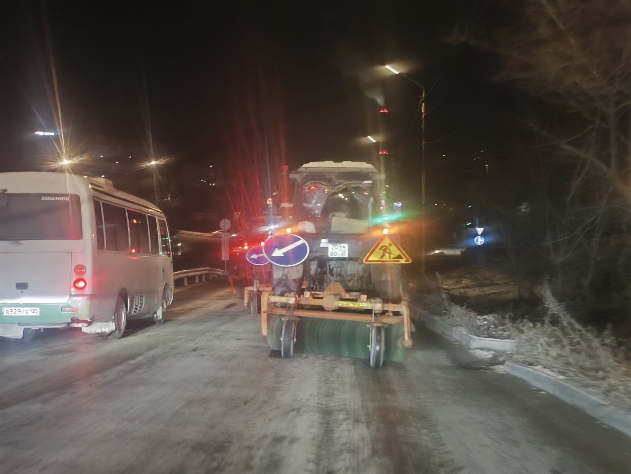 Обработка дорог, тротуаров, лестниц, проездов к социальным учреждениям и домам реагентами велась дорожной службой «СГТ» в течение ночи Обработка дорог, тротуаров, лестниц, проездов к социальным учреждениям и домам реагентами велась дорожной службой «СГТ» в течение ночи