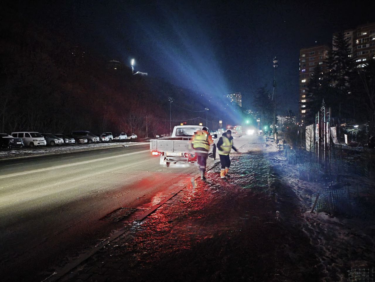 Обработка дорог, тротуаров, лестниц, проездов к социальным учреждениям и домам реагентами велась дорожной службой «СГТ» в течение ночи Обработка дорог, тротуаров, лестниц, проездов к социальным учреждениям и домам реагентами велась дорожной службой «СГТ» в течение ночи