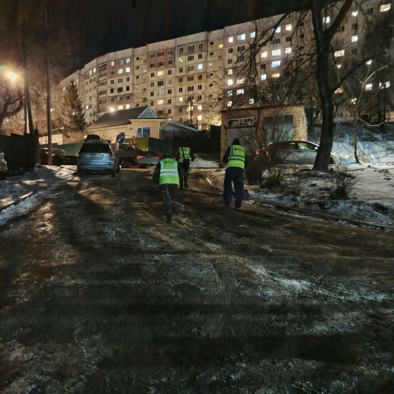 Обработка дорог, тротуаров, лестниц, проездов к социальным учреждениям и домам реагентами велась дорожной службой «СГТ» в течение ночи Обработка дорог, тротуаров, лестниц, проездов к социальным учреждениям и домам реагентами велась дорожной службой «СГТ» в течение ночи