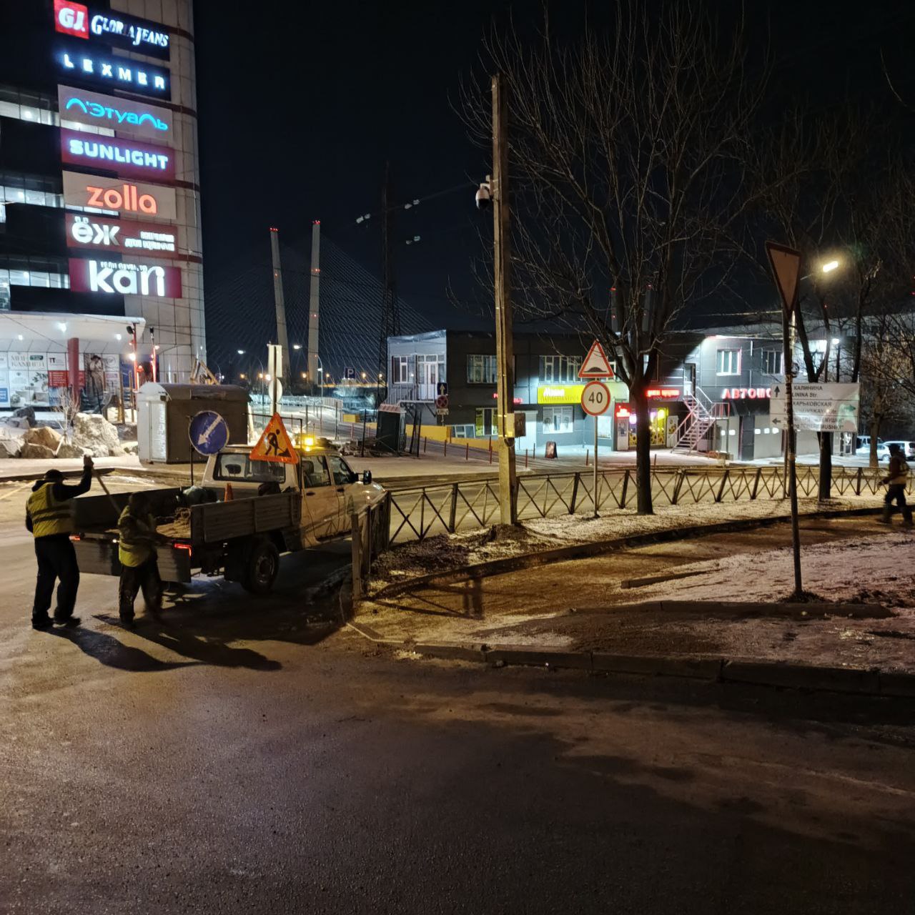 Обработка дорог, тротуаров, лестниц, проездов к социальным учреждениям и домам реагентами велась дорожной службой «СГТ» в течение ночи Обработка дорог, тротуаров, лестниц, проездов к социальным учреждениям и домам реагентами велась дорожной службой «СГТ» в течение ночи