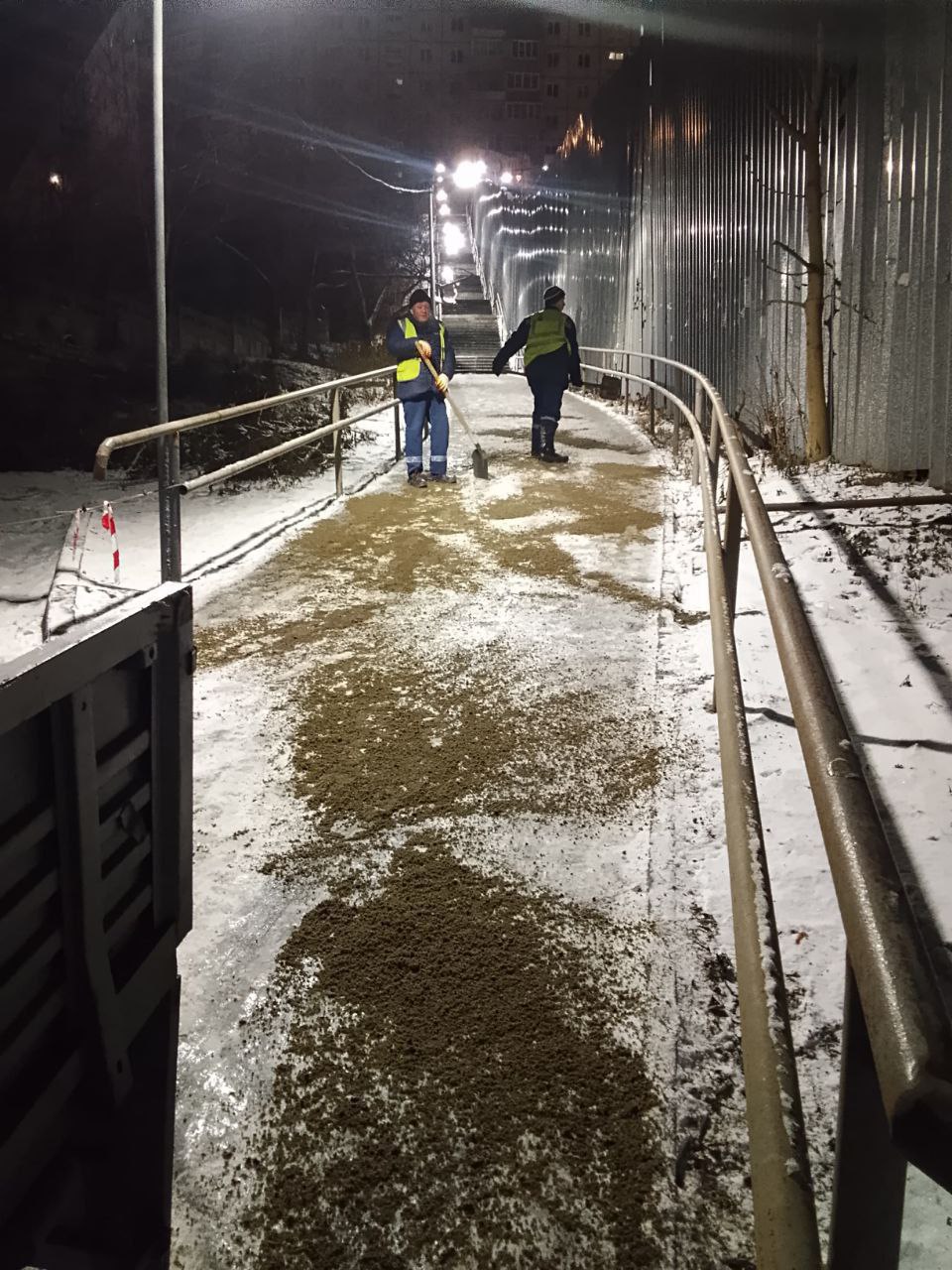 Обработка дорог, тротуаров, лестниц, проездов к социальным учреждениям и домам реагентами велась дорожной службой «СГТ» в течение ночи Обработка дорог, тротуаров, лестниц, проездов к социальным учреждениям и домам реагентами велась дорожной службой «СГТ» в течение ночи