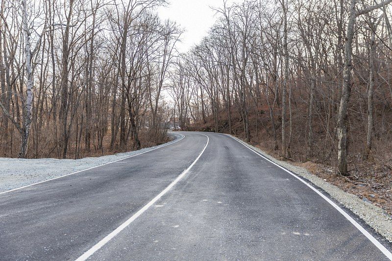 К детскому лагерю на бывшей базе отдыха «Маяк» сделали асфальтированную дорогу