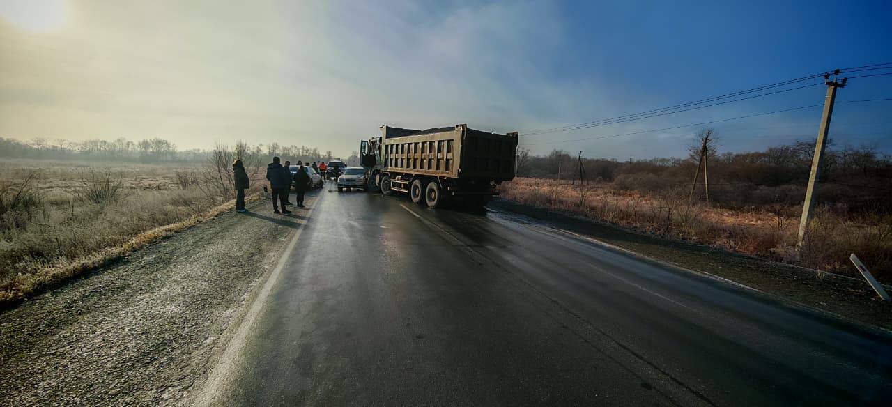 Сотрудники Госавтоинспекции устанавливают обстоятельства ДТП в Артеме Сотрудники Госавтоинспекции устанавливают обстоятельства ДТП в Артеме