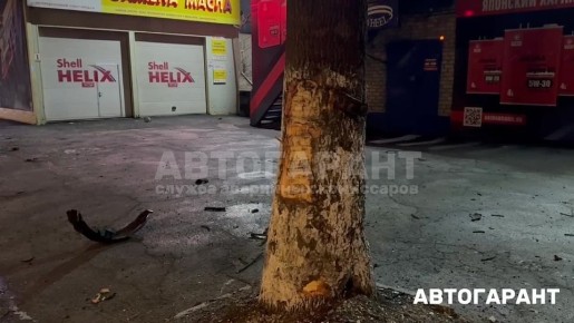 Жесткое ДТП произошло ночью во Владивостоке - автомобиль въехал в дерево и перевернулся