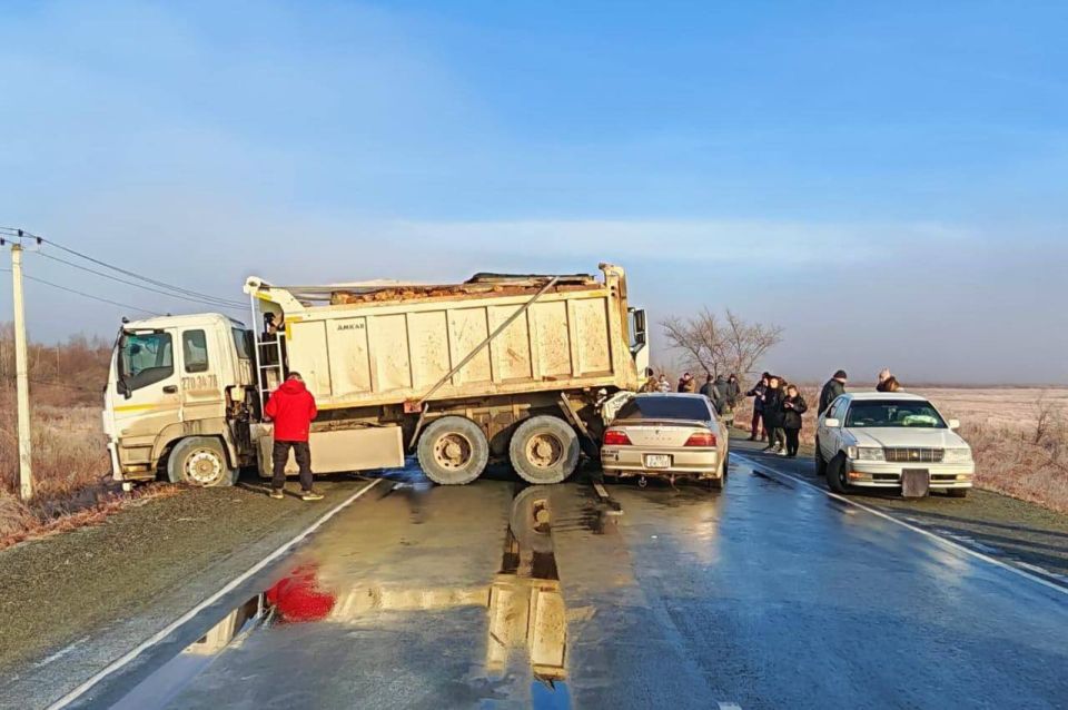 Сотрудники Госавтоинспекции устанавливают обстоятельства ДТП в Артеме