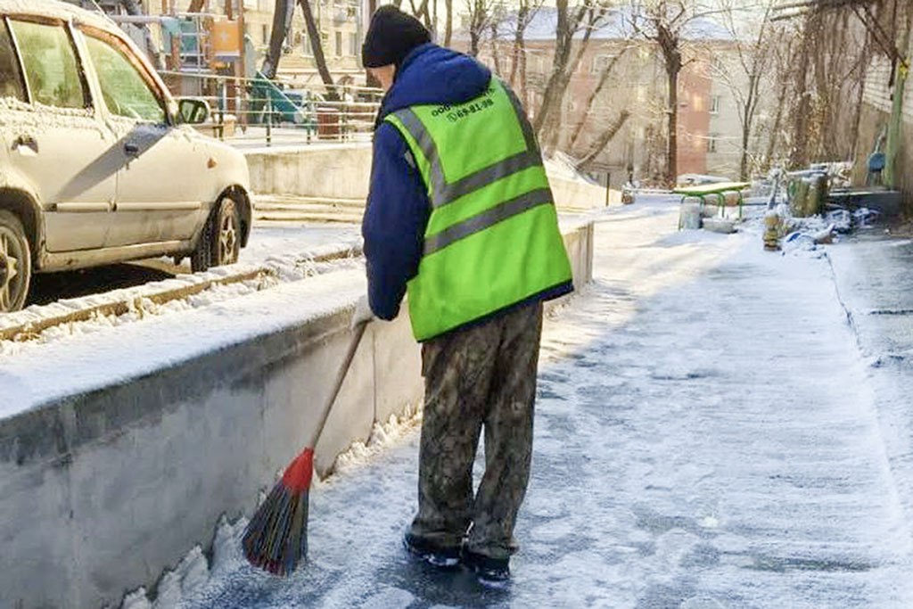 В Находке ведётся расчистка дорог после первого снега В Находке ведётся расчистка дорог после первого снега