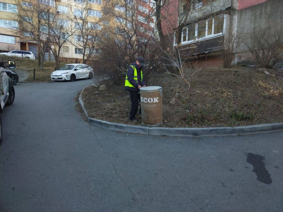 Более 90 бочек с песком расставлено во всех районах Владивостока для устранения скользкости Более 90 бочек с песком расставлено во всех районах Владивостока для устранения скользкости