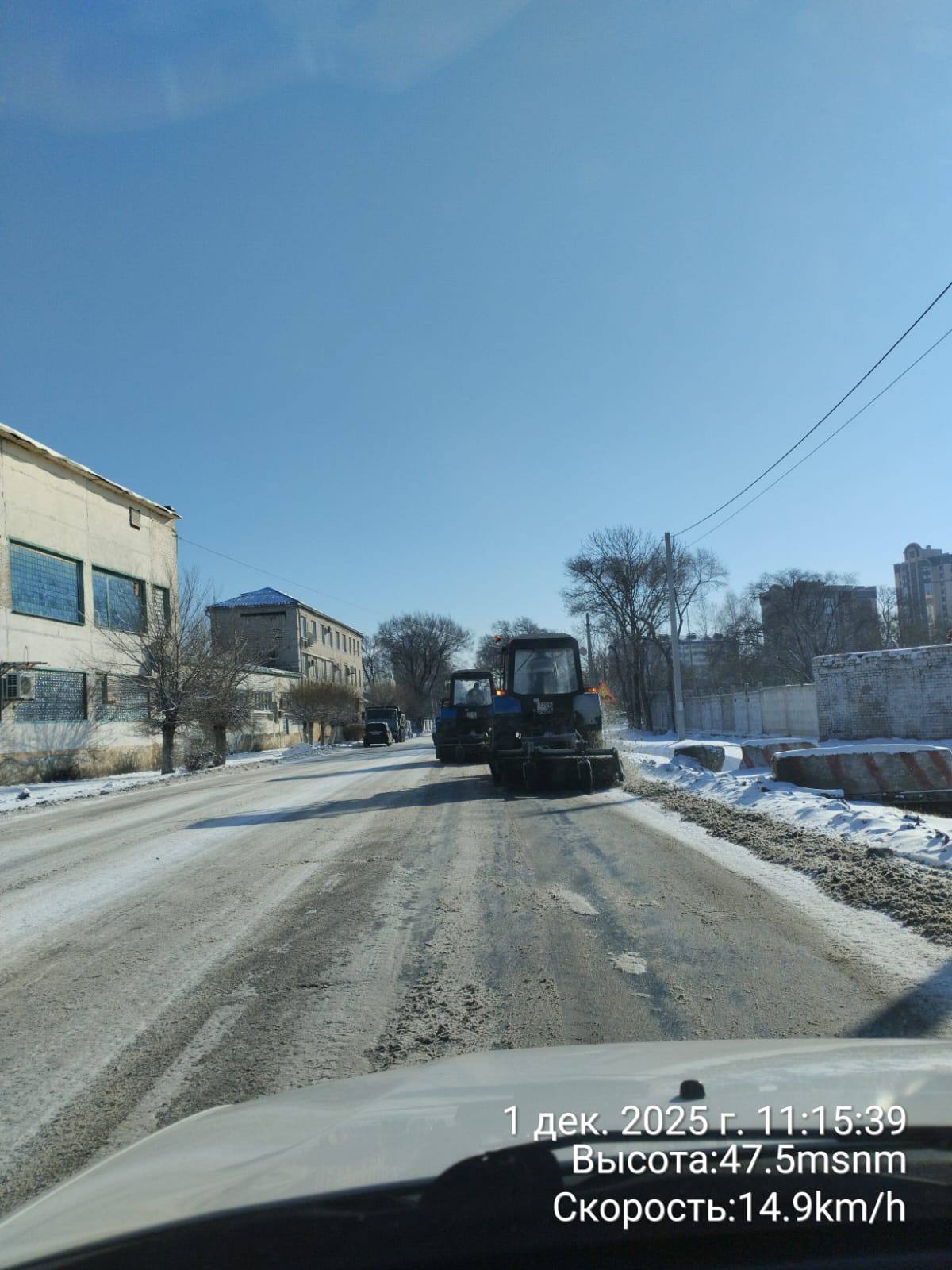 Последствия осадков продолжают устранять в Уссурийске Подрядные организации выполняют обработку песко-соляной смесью и механическую очистку проезжей части. На линии задействованы комбинированные дорожно-уборочные машины... Последствия осадков продолжают устранять в Уссурийске Подрядные организации выполняют обработку песко-соляной смесью и механическую очистку проезжей части. На линии задействованы комбинированные дорожно-уборочные машины...