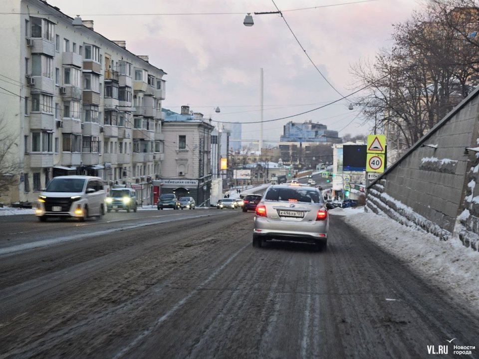 Зима пришла во Владивосток со снегом, авариями и 9-балльными пробками Зима пришла во Владивосток со снегом, авариями и 9-балльными пробками