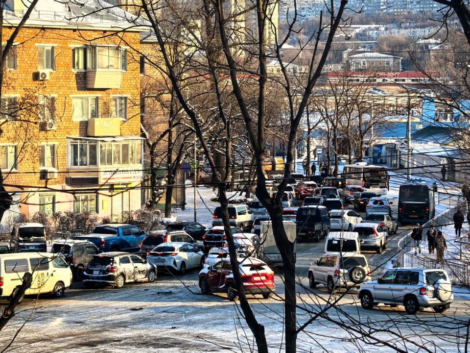 Из-за выпавшего снега первое зимнее утро владивостокцев проходит в пробках Из-за выпавшего снега первое зимнее утро владивостокцев проходит в пробках