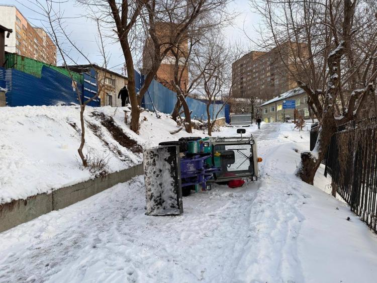 В Советском районе Владивостока опрокинулся погрузчик
