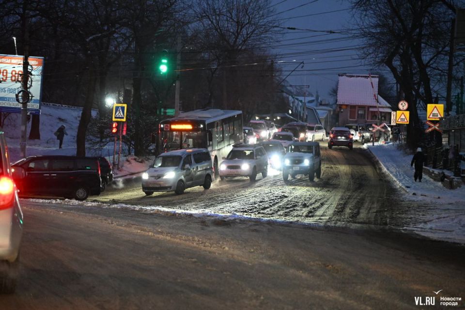 Зима пришла во Владивосток со снегом, авариями и 9-балльными пробками Зима пришла во Владивосток со снегом, авариями и 9-балльными пробками