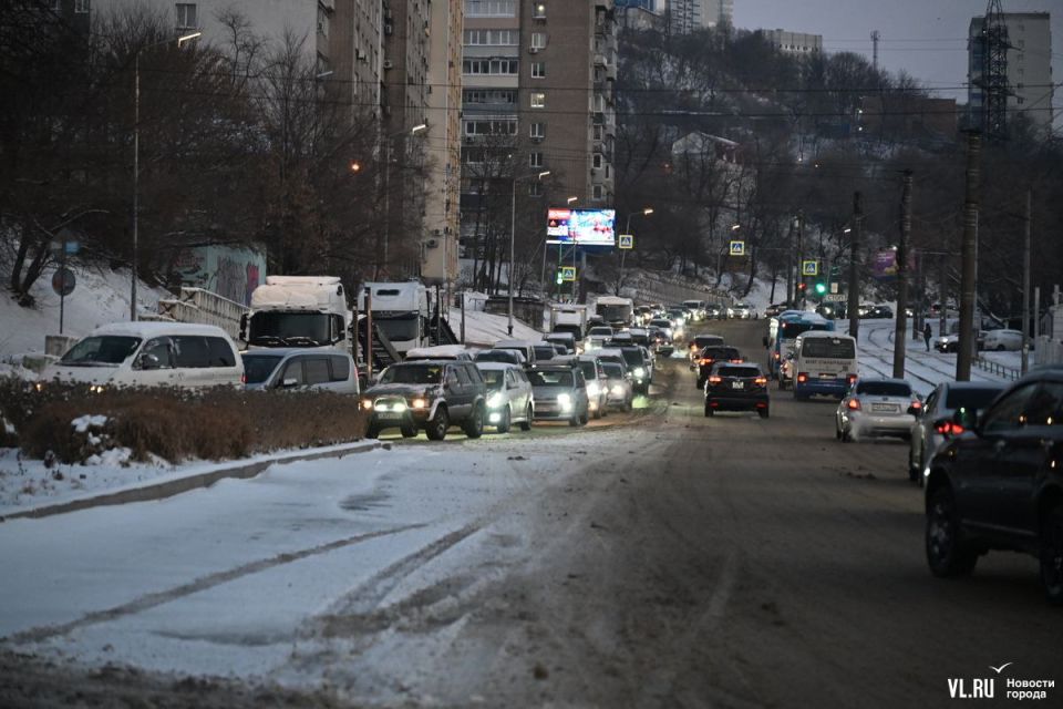 Зима пришла во Владивосток со снегом, авариями и 9-балльными пробками Зима пришла во Владивосток со снегом, авариями и 9-балльными пробками