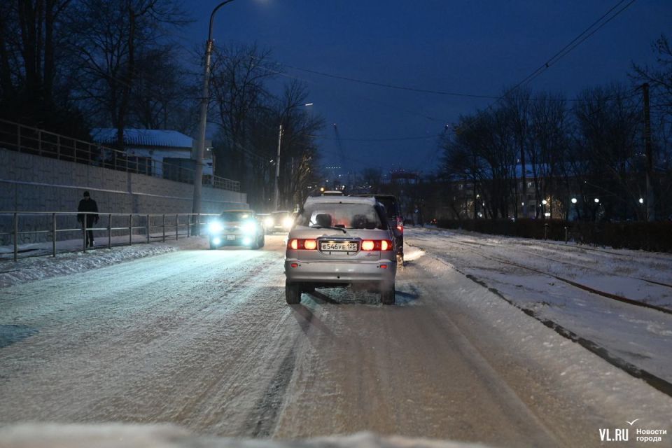 Зима пришла во Владивосток со снегом, авариями и 9-балльными пробками
