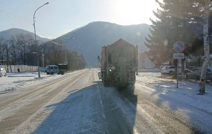 С раннего утра специалисты филиала «Дальнегорский» вели очистку от снега и обработку дороги Осиновка – Рудная Пристань с 343 по 368 километры С раннего утра специалисты филиала «Дальнегорский» вели очистку от снега и обработку дороги Осиновка – Рудная Пристань с 343 по 368 километры