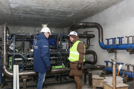 В здание строящейся поликлиники подают тепло для продолжения внутренних работ