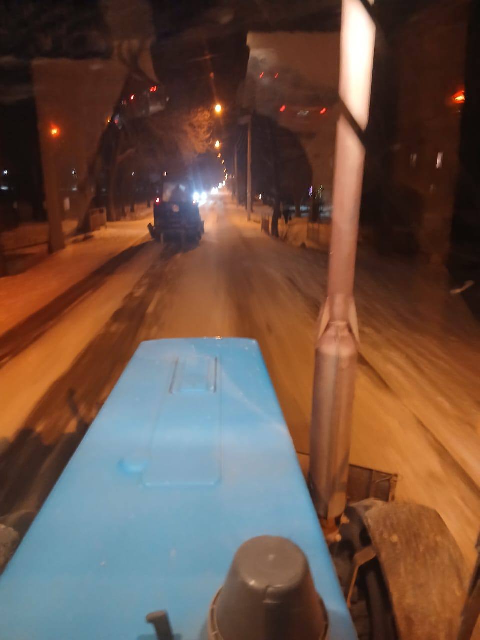 Последствия осадков продолжают устранять в Уссурийске Подрядные организации выполняют обработку песко-соляной смесью и механическую очистку проезжей части. На линии задействованы комбинированные дорожно-уборочные машины... Последствия осадков продолжают устранять в Уссурийске Подрядные организации выполняют обработку песко-соляной смесью и механическую очистку проезжей части. На линии задействованы комбинированные дорожно-уборочные машины...