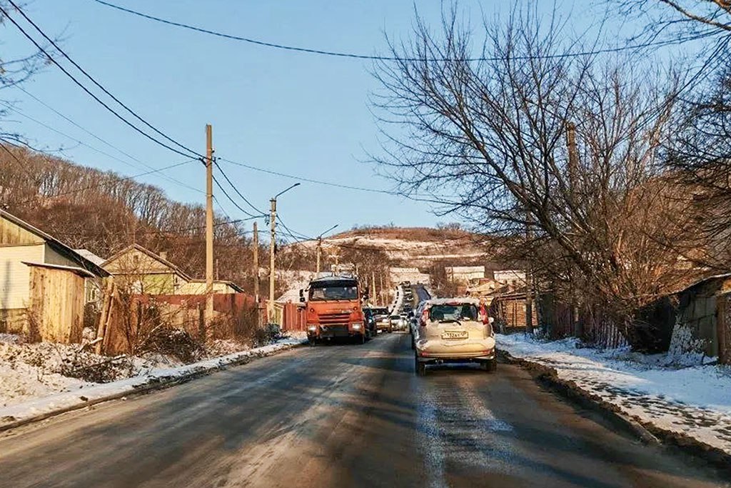 В Находке ведётся расчистка дорог после первого снега В Находке ведётся расчистка дорог после первого снега