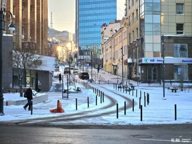 Улицу Мордовцева открыли после реконструкции, но пока не почистили