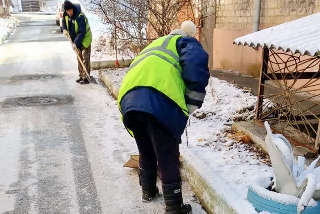 В Находке ведётся расчистка дорог после первого снега В Находке ведётся расчистка дорог после первого снега