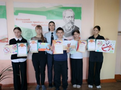 Транспортная полиция Лесозаводска провела конкурс рисунков среди школьников