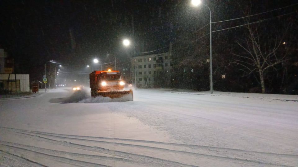 С раннего утра специалисты филиала «Дальнегорский» вели очистку от снега и обработку дороги Осиновка – Рудная Пристань с 343 по 368 километры
