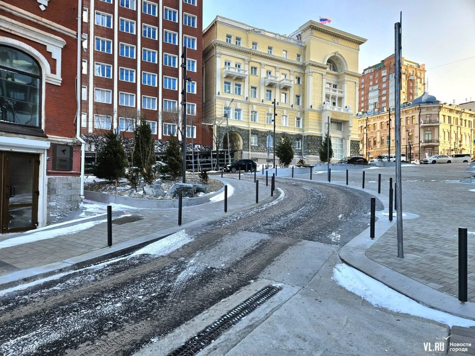 Улицу Мордовцева открыли после реконструкции, но пока не почистили Улицу Мордовцева открыли после реконструкции, но пока не почистили