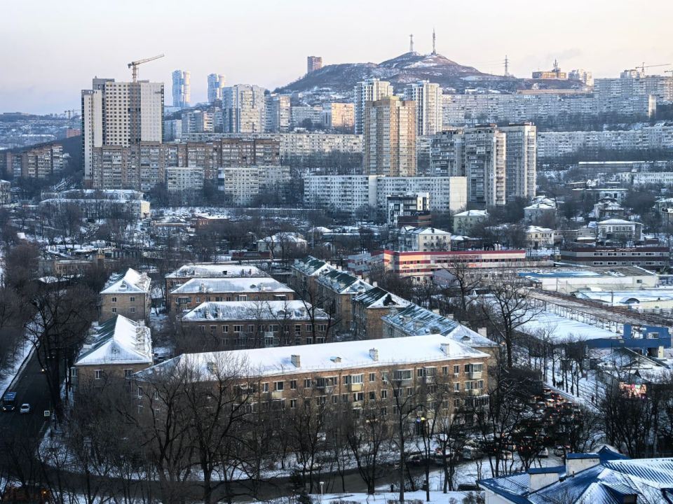 Из-за выпавшего снега первое зимнее утро владивостокцев проходит в пробках Из-за выпавшего снега первое зимнее утро владивостокцев проходит в пробках