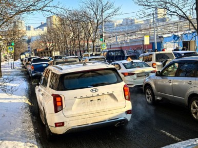Из-за выпавшего снега первое зимнее утро владивостокцев проходит в пробках