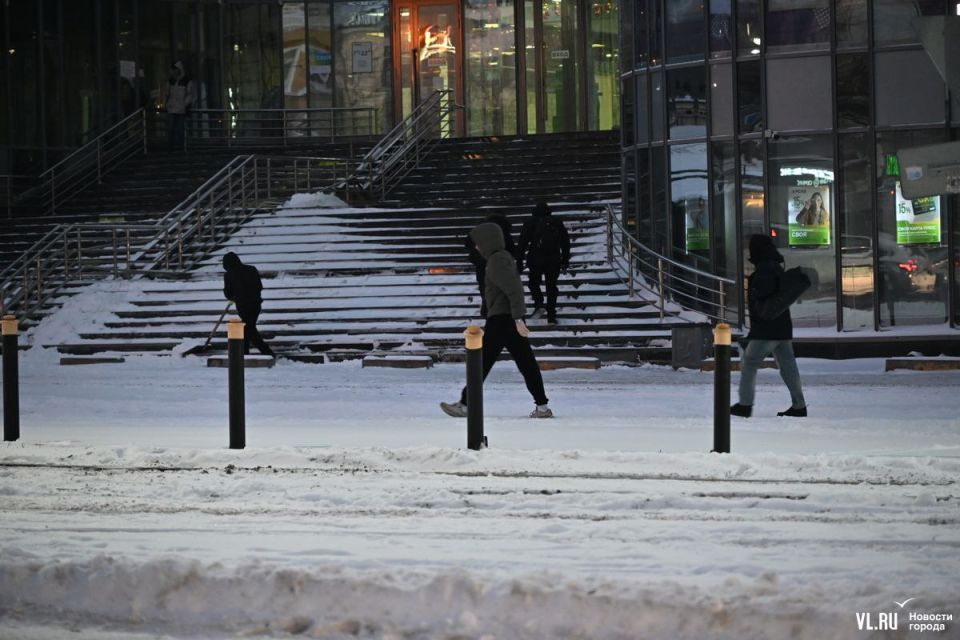 Зима пришла во Владивосток со снегом, авариями и 9-балльными пробками Зима пришла во Владивосток со снегом, авариями и 9-балльными пробками