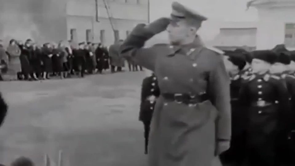 1 декабря 1943 года по решению Совета Народных комиссаров СССР было сформировано Уссурийское Суворовское военное училище — первое (и пока что единственное) учебное заведение такого типа на Дальнем Востоке