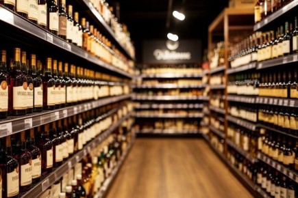 В Госдуме предложили запретить алкомаркеты ближе 300 метров от школ