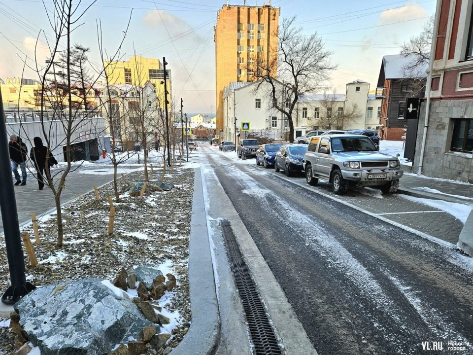 Улицу Мордовцева открыли после реконструкции, но пока не почистили Улицу Мордовцева открыли после реконструкции, но пока не почистили