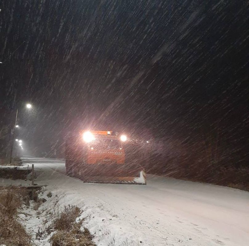 Специалисты филиала «Северный» продолжают очистку и обработку проезжей части: