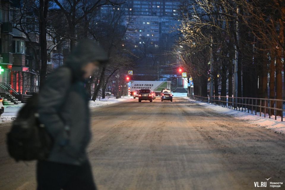 Зима пришла во Владивосток со снегом, авариями и 9-балльными пробками Зима пришла во Владивосток со снегом, авариями и 9-балльными пробками