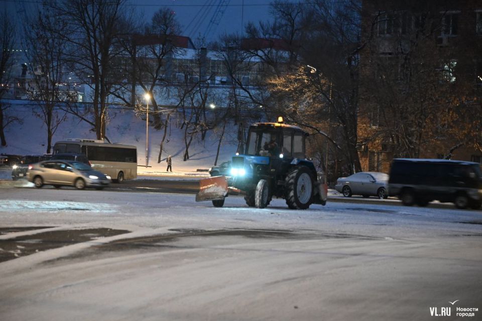 Зима пришла во Владивосток со снегом, авариями и 9-балльными пробками Зима пришла во Владивосток со снегом, авариями и 9-балльными пробками