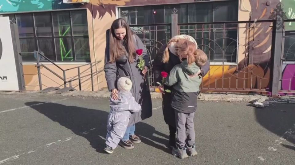 Сотрудники военного следственного управления Следственного комитета Российской Федерации по Тихоокеанскому флоту приняли участие в торжественном мероприятии, посвящённом Дню матери